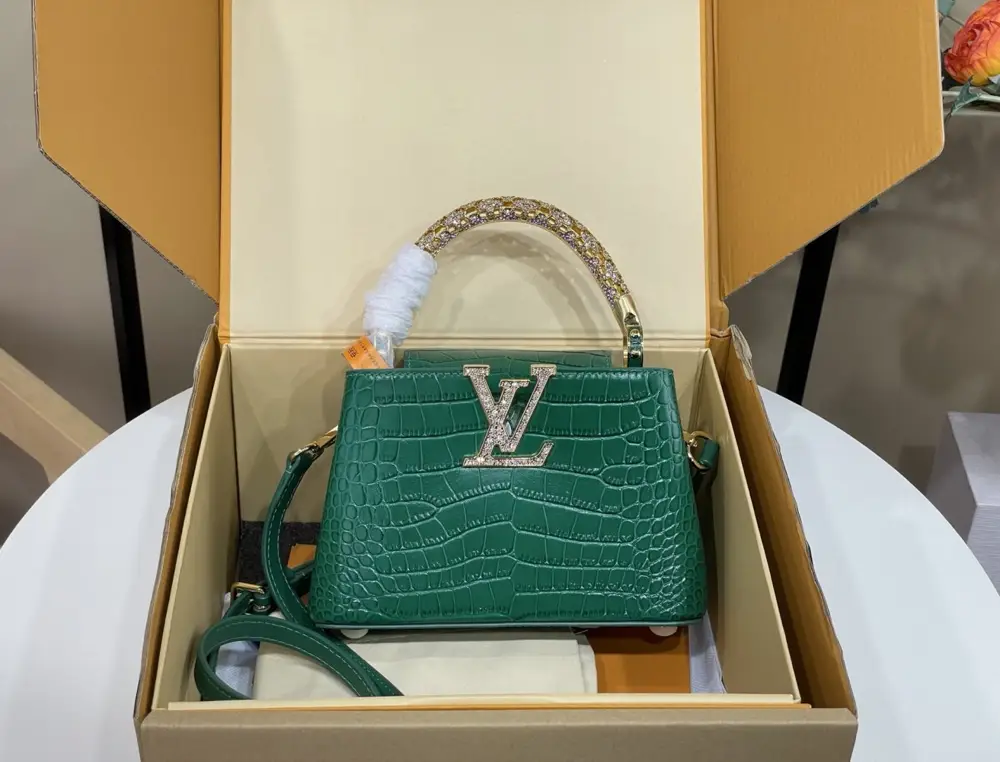 Louis Vuitton — Сумка Capucines шкіряна 21 см