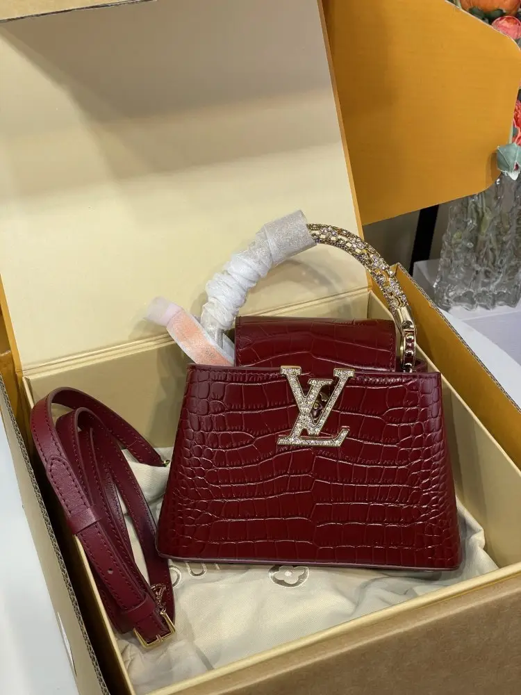 Louis Vuitton — Сумка Capucines шкіряна 21 см