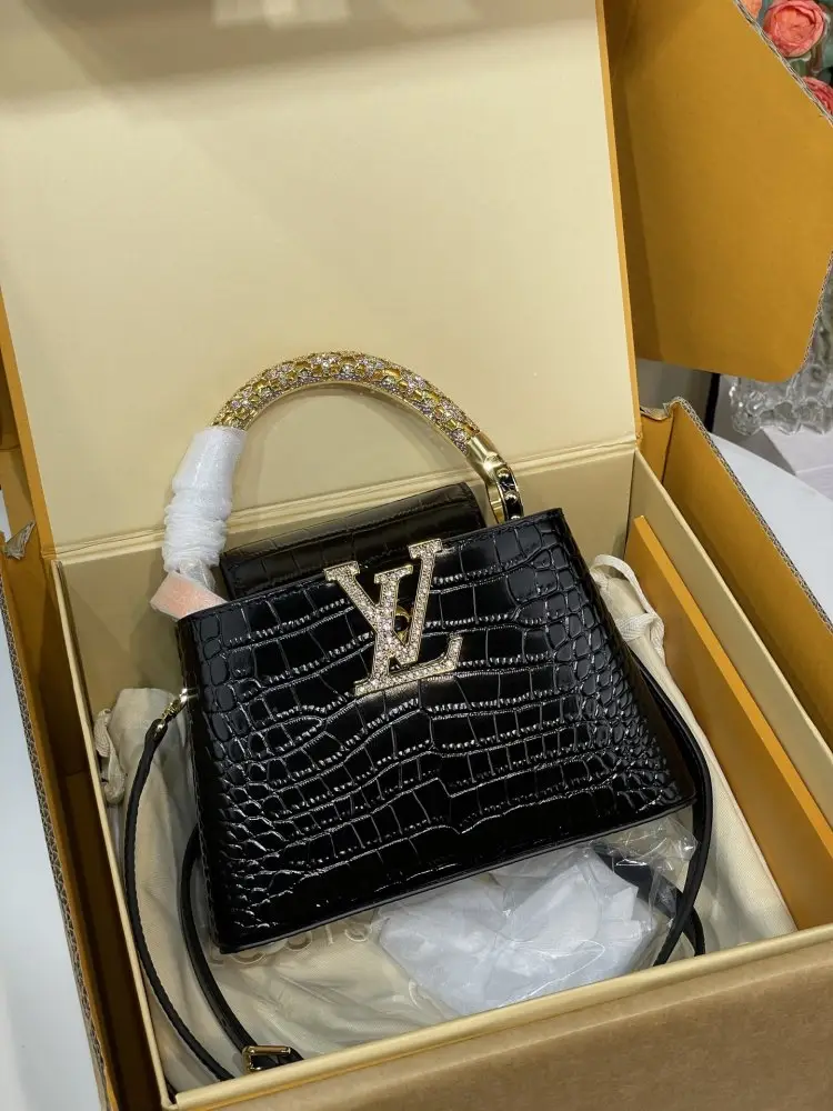 Louis Vuitton — Сумка Capucines шкіряна 21 см