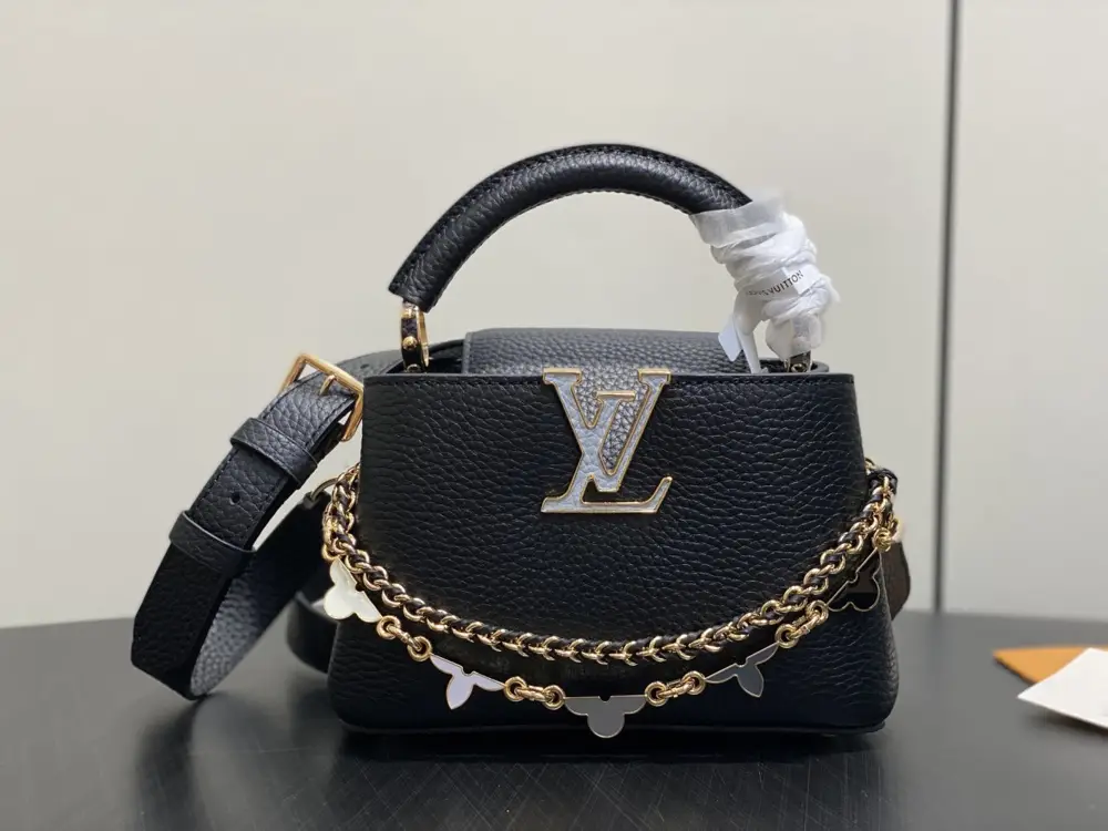Louis Vuitton — Сумка Capucines шкіряна 21 см