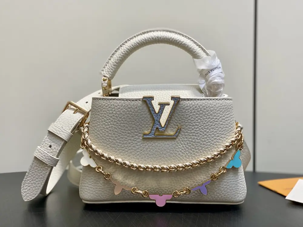 Louis Vuitton — Сумка Capucines шкіряна 21 см