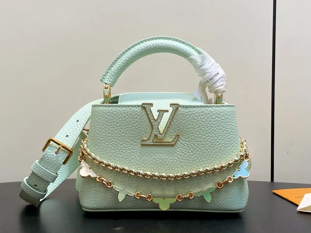 Louis Vuitton — Сумка Capucines кожаная 21 см