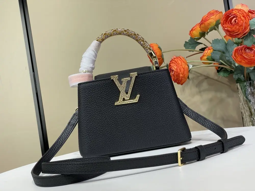 Louis Vuitton — Сумка Capucines шкіряна 21 см