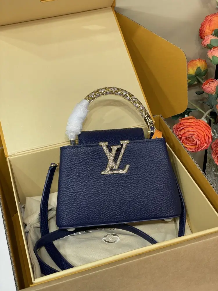 Louis Vuitton — Сумка Capucines кожаная 21 см