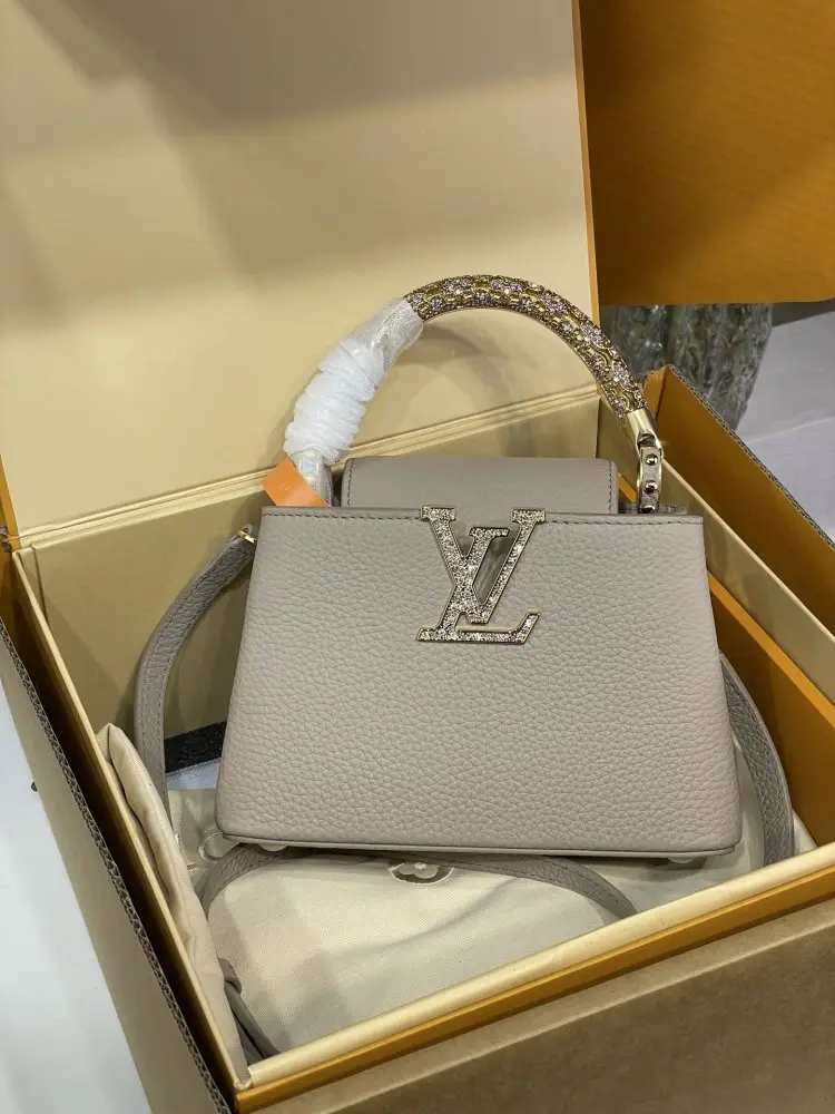 Louis Vuitton — A bag Capucines leather 21 cm