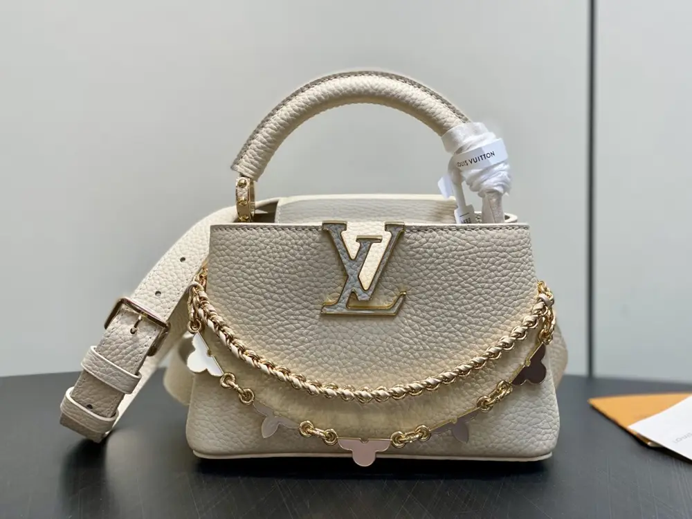 Louis Vuitton — A bag Capucines leather 21 cm