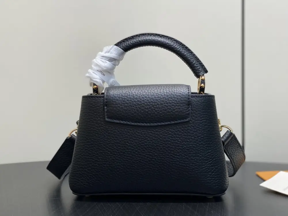 Louis Vuitton A bag Capucines leather 21 cm — Photo 3