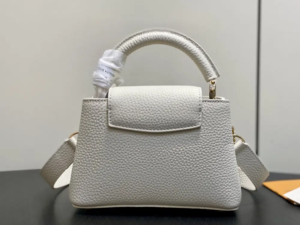 Louis Vuitton A bag Capucines leather 21 cm — Photo 3
