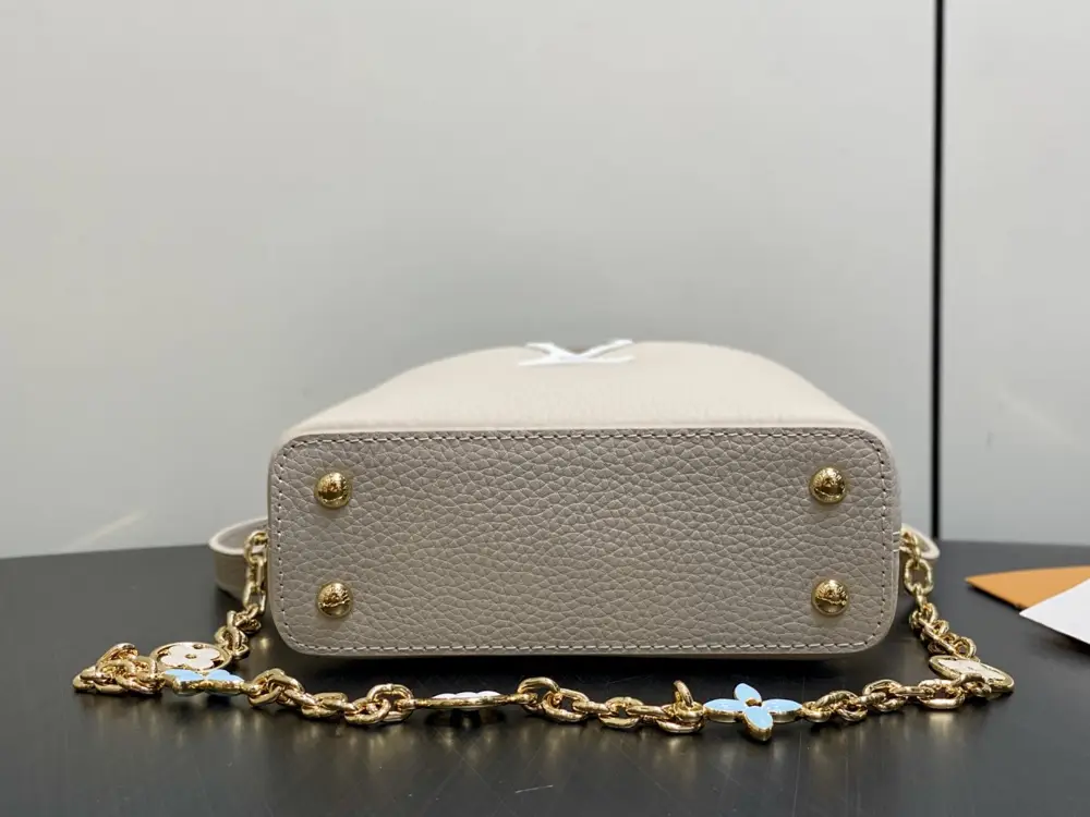 Louis Vuitton A bag Capucines leather 21 cm — Photo 4
