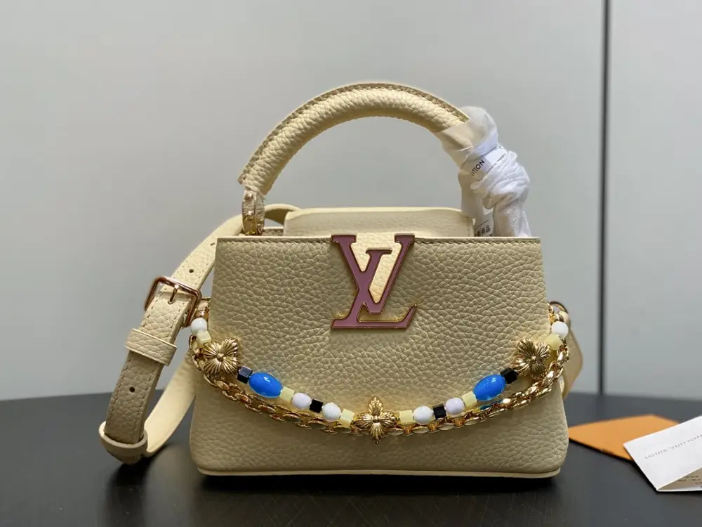 Louis Vuitton — Сумка Capucines шкіряна 22 см
