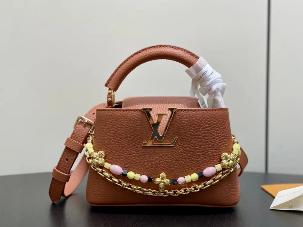 Louis Vuitton — A bag Capucines leather 22 cm