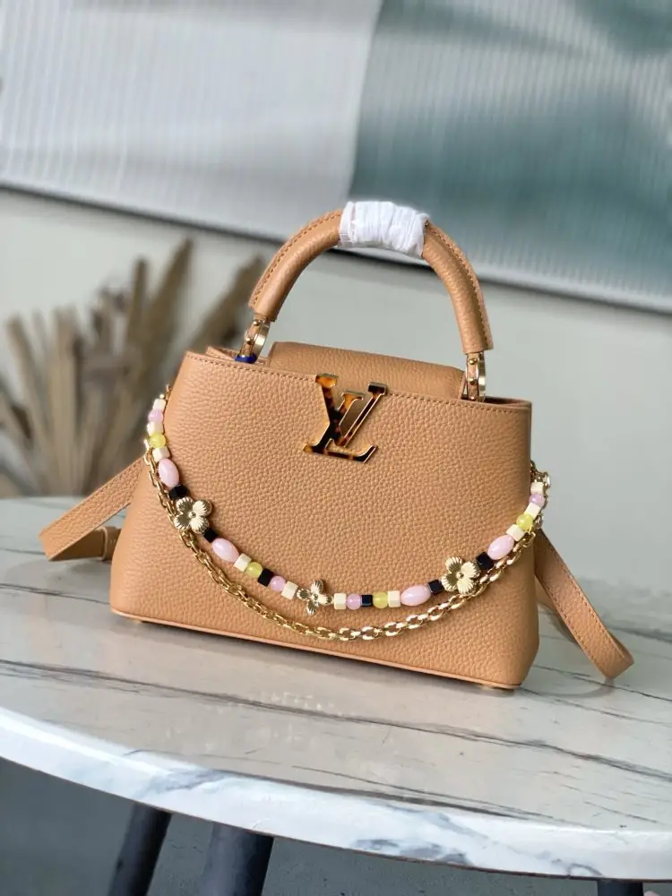 Louis Vuitton — Сумка Capucines шкіряна 27 см