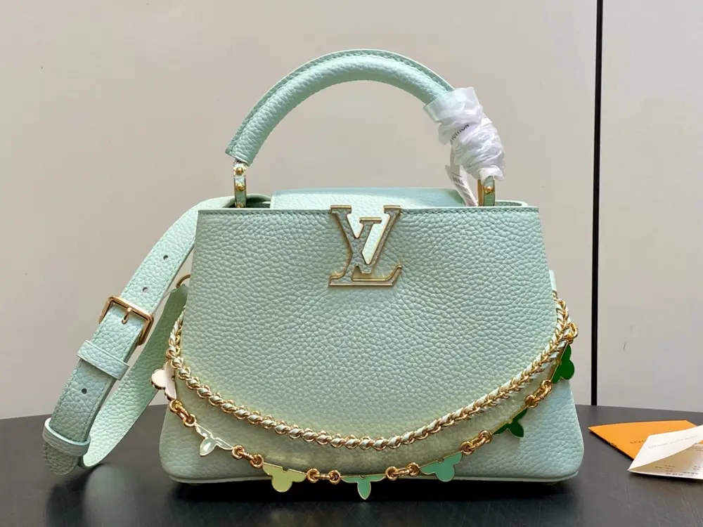 Louis Vuitton — Сумка Capucines шкіряна 27 см
