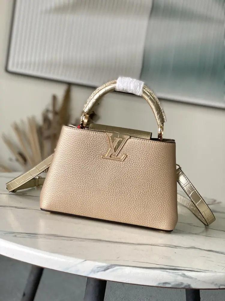 Louis Vuitton — Сумка Capucines шкіряна 27 см