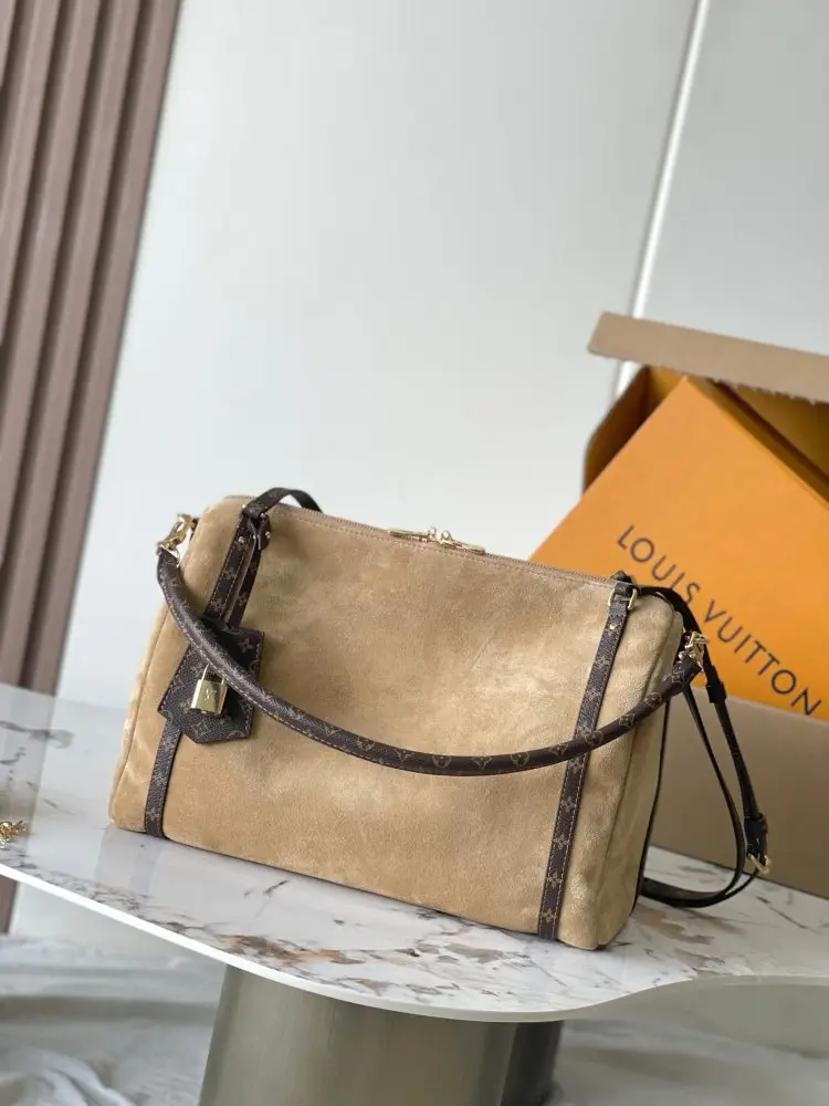 Louis Vuitton — A bag Express 24 cm