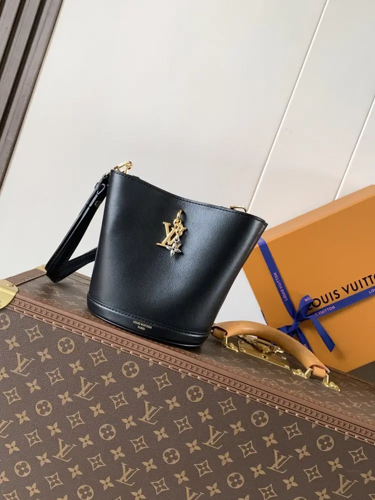 Louis Vuitton — A bag hobo LV Bloom 16 cm