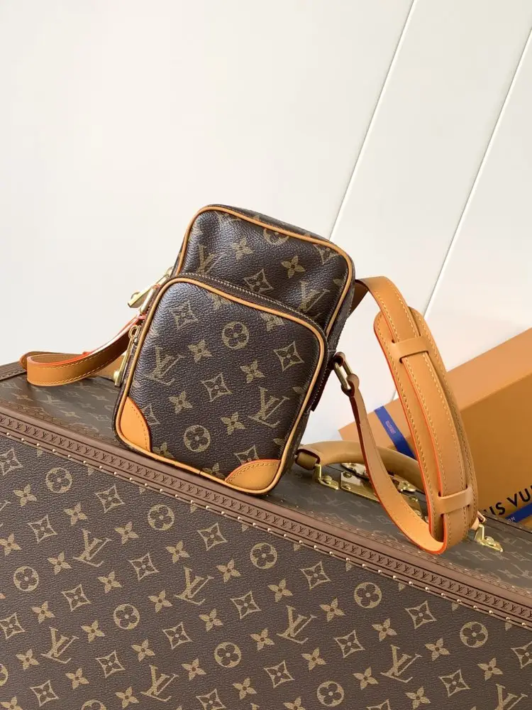 Louis Vuitton — Сумка кроссбоди з м'якої телячої шкіри