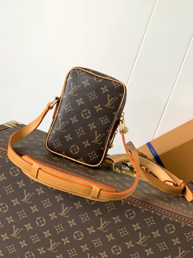 Louis Vuitton A bag кроссбоди of soft veal skin — Photo 3