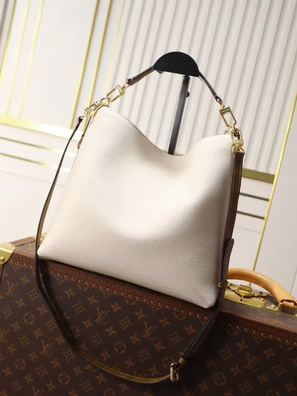 Louis Vuitton A bag leather Multipass 30 cm — Photo 2