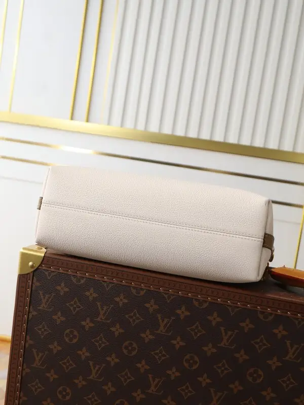 Louis Vuitton A bag leather Multipass 30 cm — Photo 4