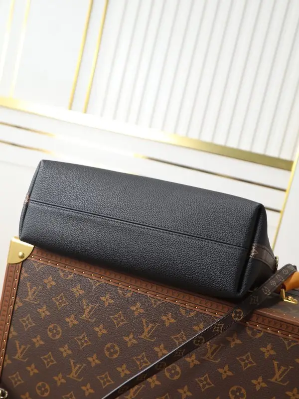 Louis Vuitton Сумка кожаная Multipass 30 см — Фото 4