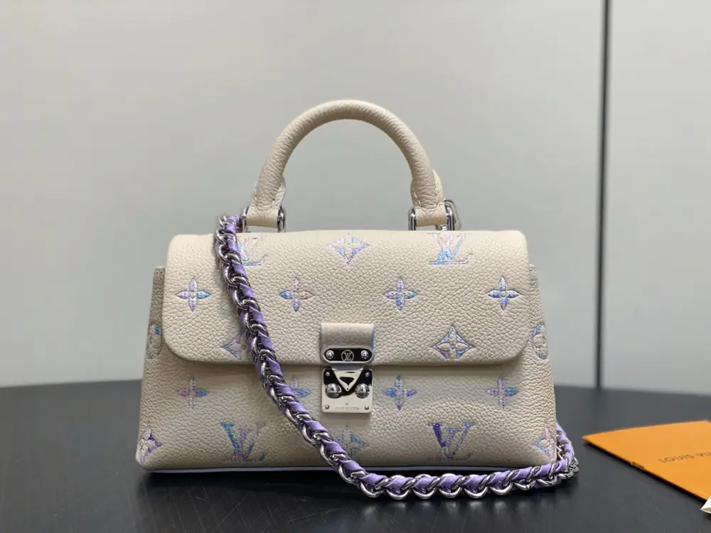 Louis Vuitton — Сумка шкіряна Nano Madeline 21 см