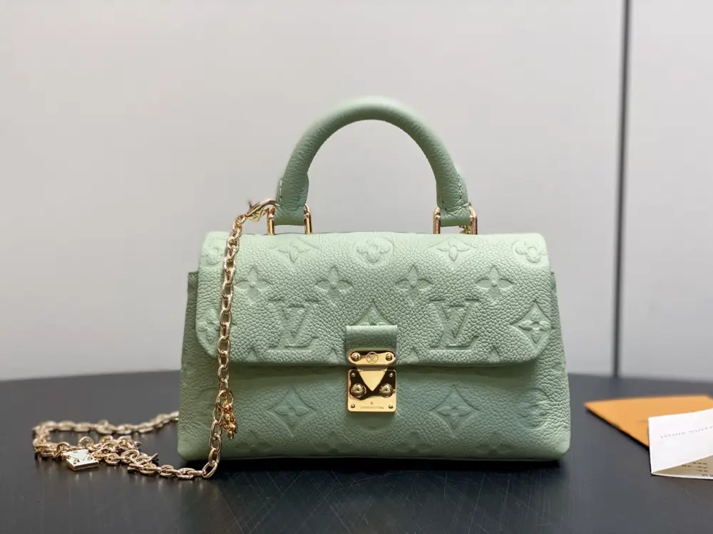 Louis Vuitton — Сумка шкіряна Nano Madeline 21 см