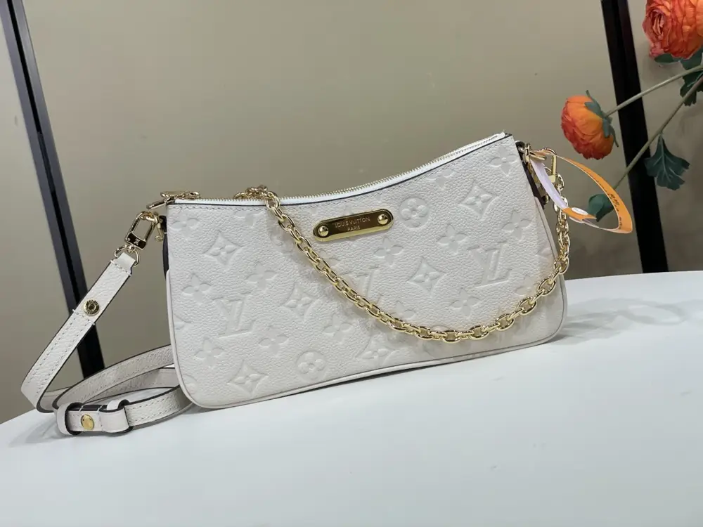Louis Vuitton Сумка Liv Pochette на ланцюжку — Фото 1