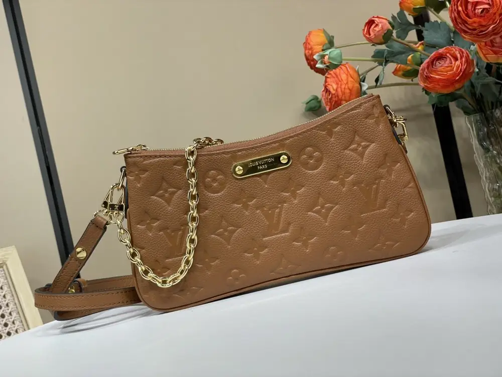 Louis Vuitton A bag Liv Pochette on chain — Photo 1