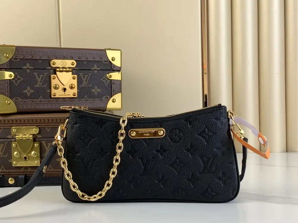 Louis Vuitton — Сумка Liv Pochette на цепочке