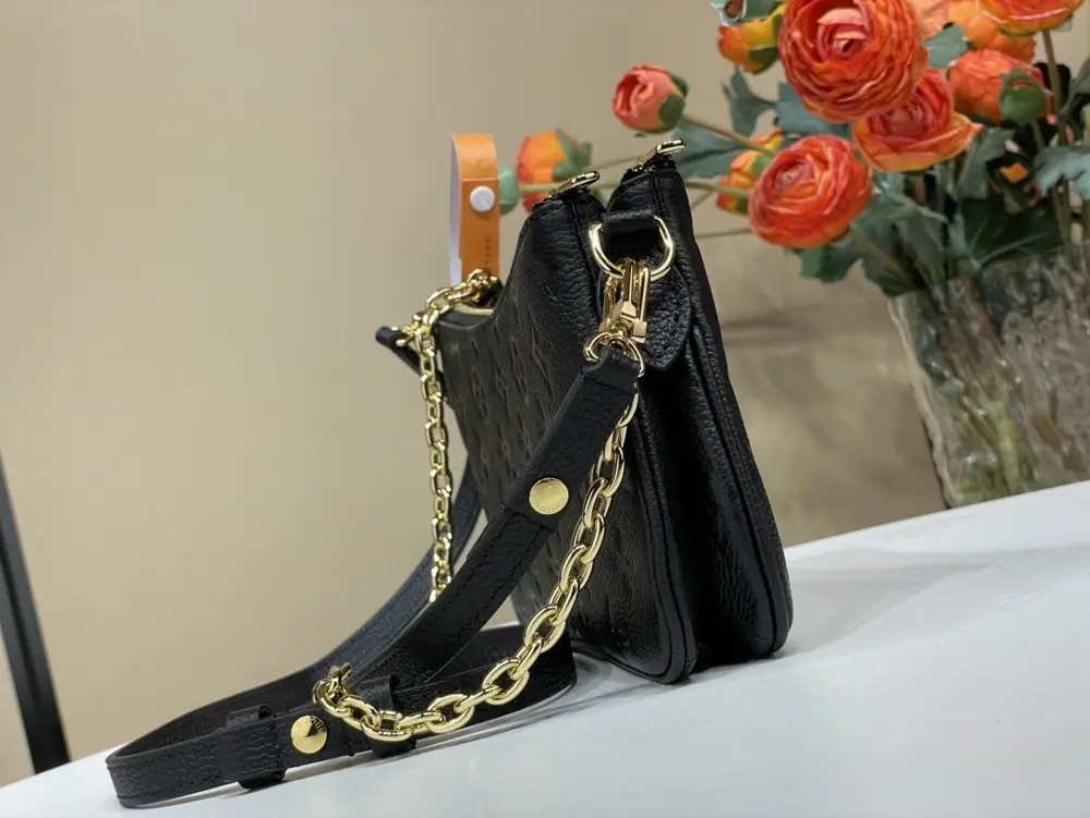 Louis Vuitton A bag Liv Pochette on chain — Photo 2