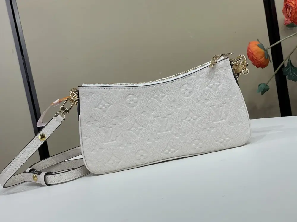 Louis Vuitton Сумка Liv Pochette на ланцюжку — Фото 2