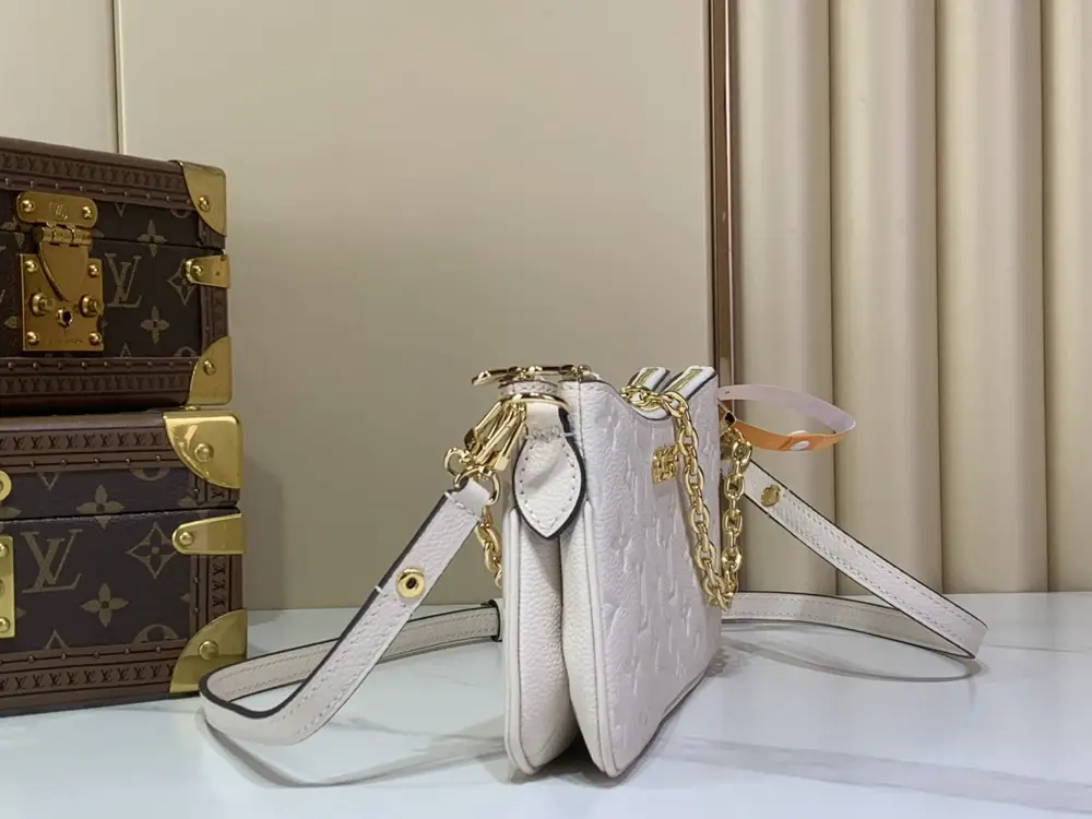 Louis Vuitton Сумка Liv Pochette на цепочке — Фото 2