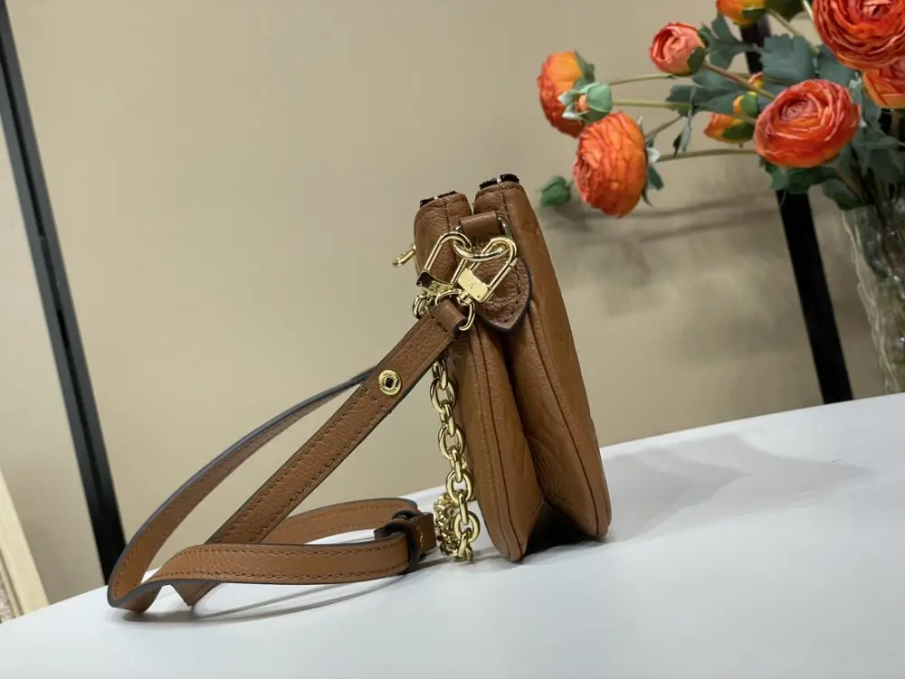 Louis Vuitton A bag Liv Pochette on chain — Photo 2