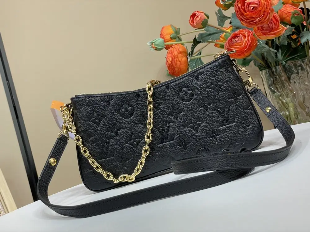 Louis Vuitton A bag Liv Pochette on chain — Photo 3
