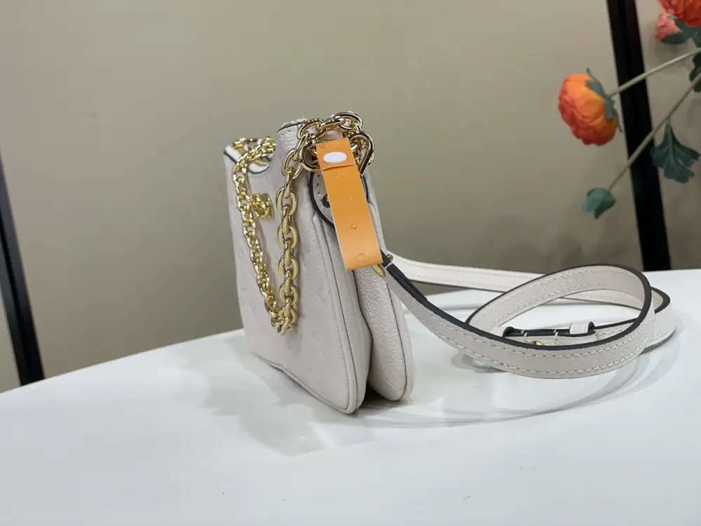 Louis Vuitton Сумка Liv Pochette на ланцюжку — Фото 3