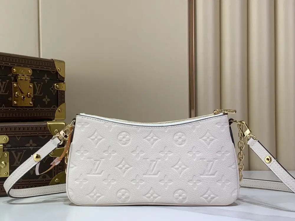 Louis Vuitton Сумка Liv Pochette на цепочке — Фото 3