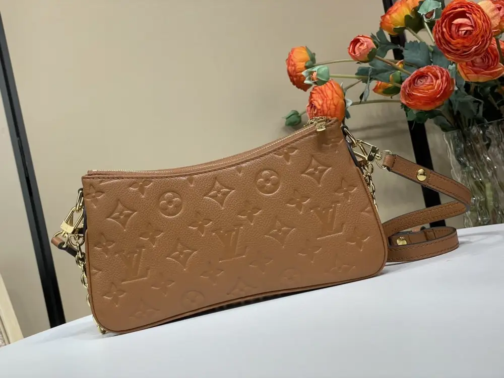 Louis Vuitton A bag Liv Pochette on chain — Photo 3