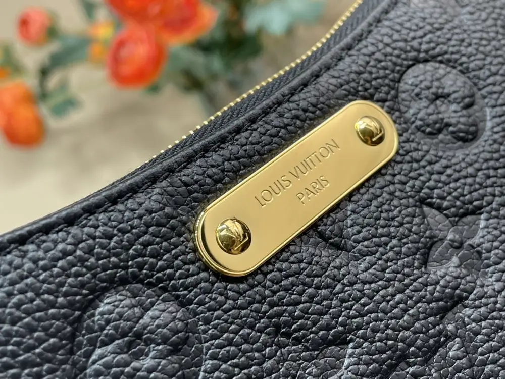 Louis Vuitton A bag Liv Pochette on chain — Photo 4