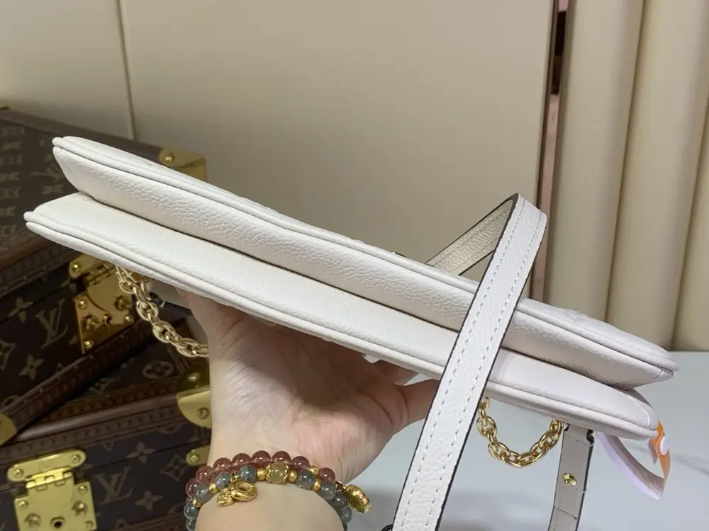 Louis Vuitton Сумка Liv Pochette на цепочке — Фото 4