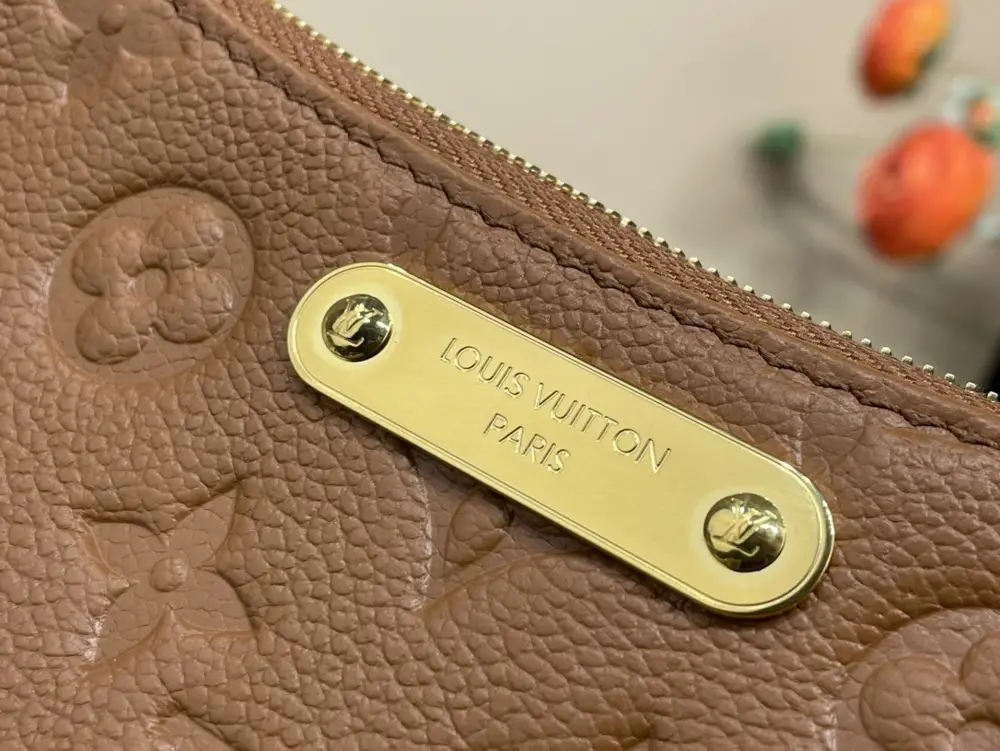 Louis Vuitton A bag Liv Pochette on chain — Photo 4