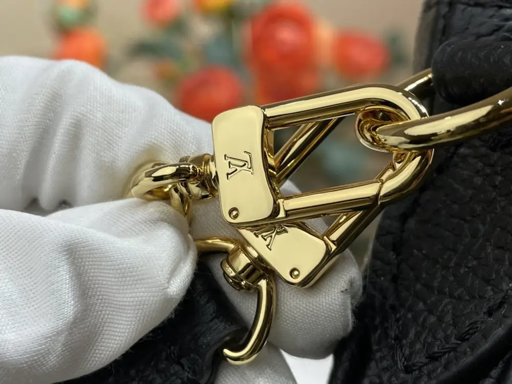 Louis Vuitton A bag Liv Pochette on chain — Photo 5
