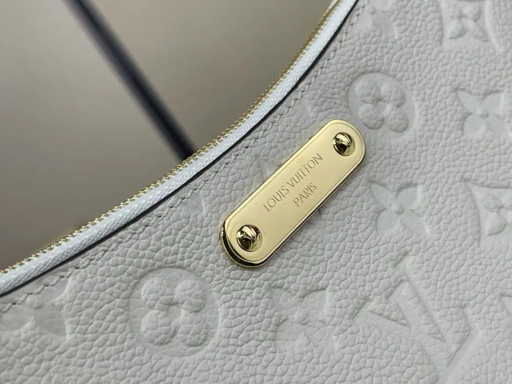 Louis Vuitton Сумка Liv Pochette на ланцюжку — Фото 5