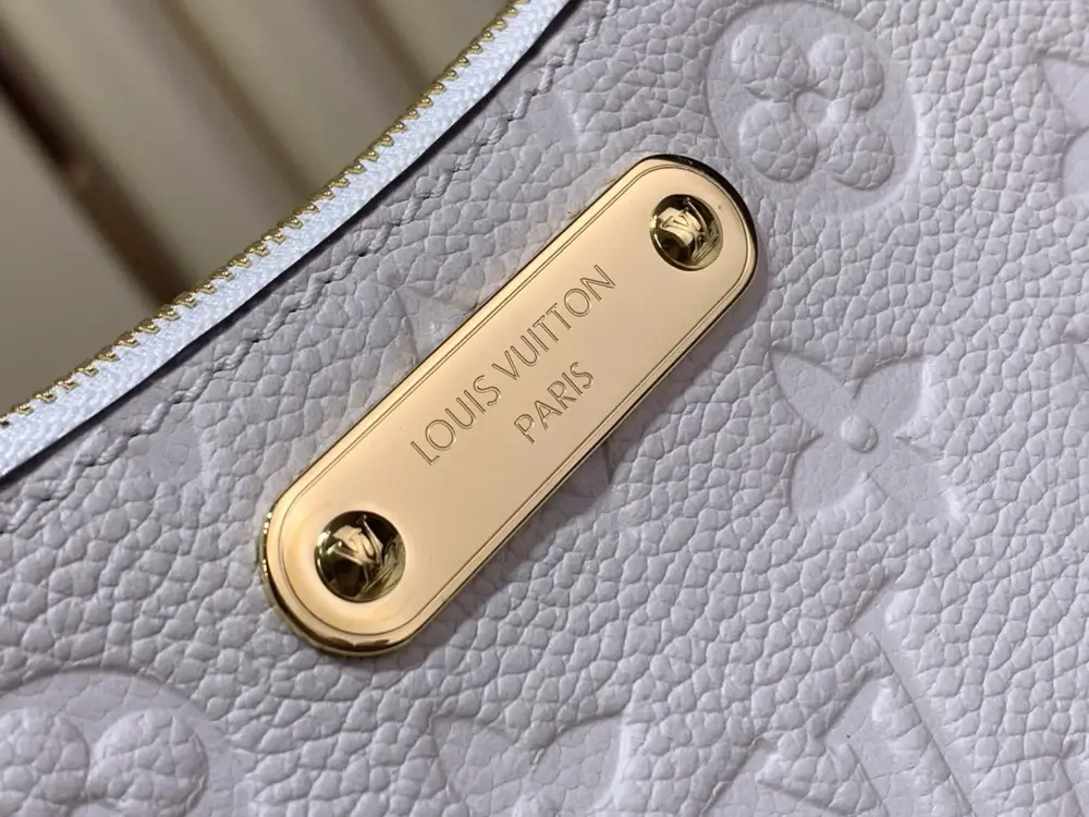 Louis Vuitton Сумка Liv Pochette на цепочке — Фото 5