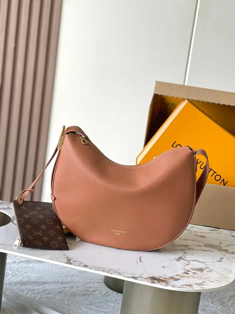 Louis Vuitton A bag Low Key Cookie leather 32 cm — Photo 1