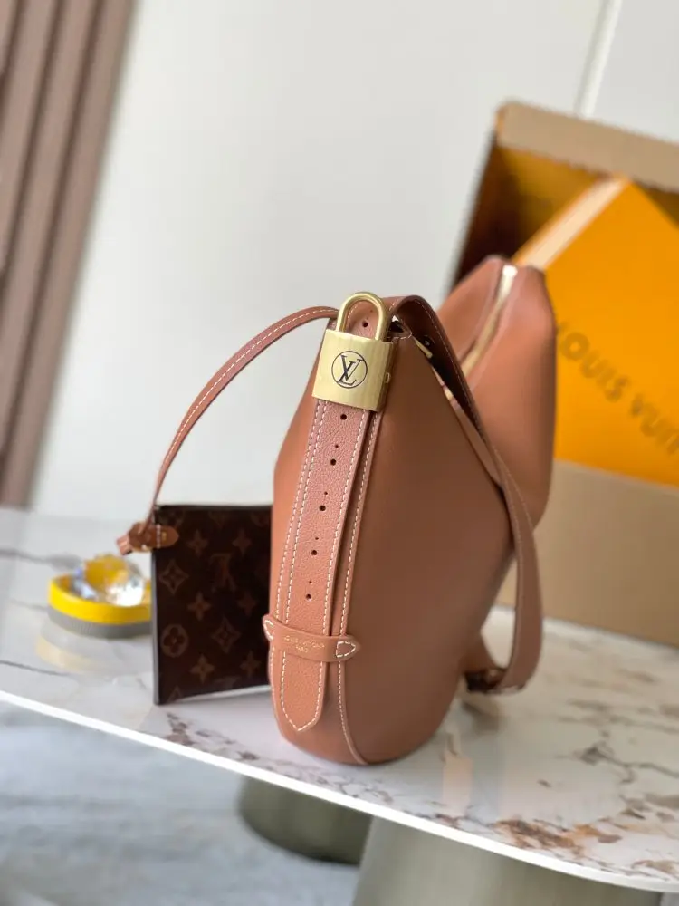 Louis Vuitton A bag Low Key Cookie leather 32 cm — Photo 2