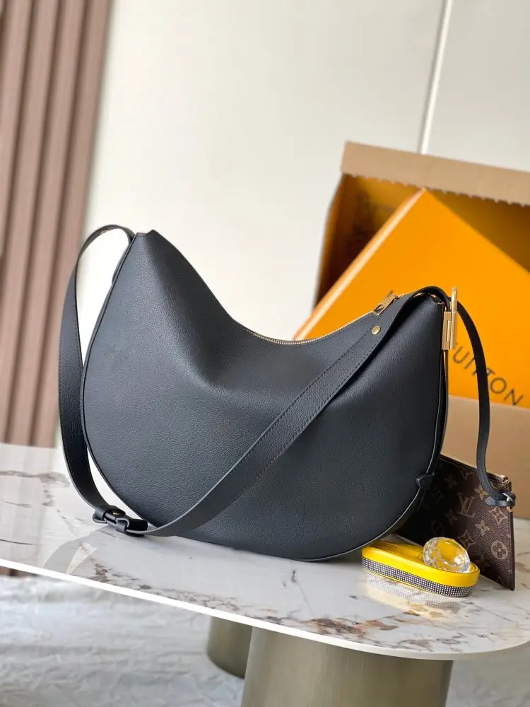 Louis Vuitton A bag Low Key Cookie leather 32 cm — Photo 3