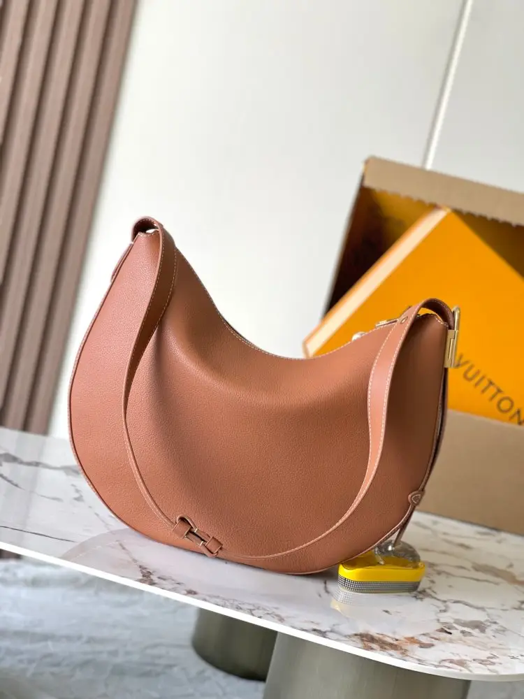 Louis Vuitton A bag Low Key Cookie leather 32 cm — Photo 3