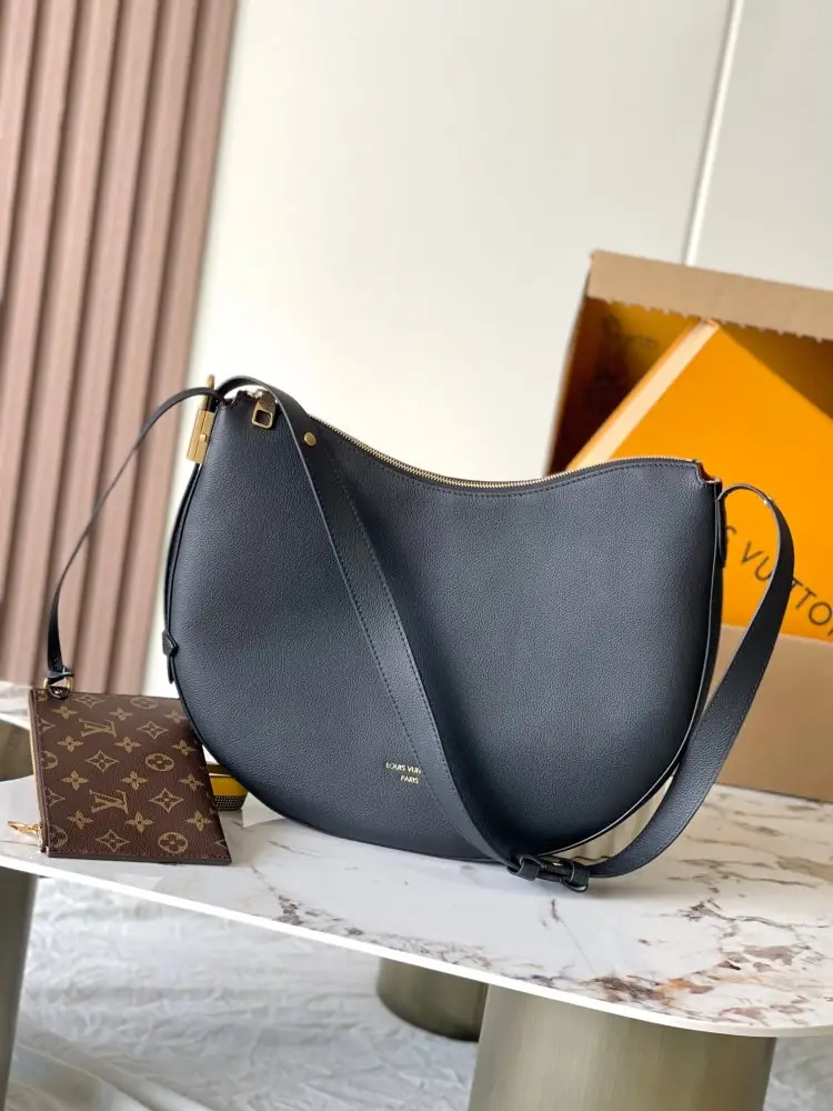Louis Vuitton A bag Low Key Cookie leather 32 cm — Photo 4