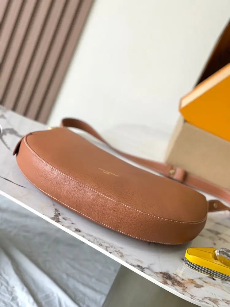 Louis Vuitton A bag Low Key Cookie leather 32 cm — Photo 4